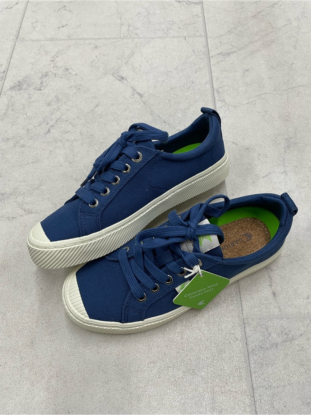 (CA-4) Cariuma OCA Low Canvas Sneakers - Picture 3 of 5